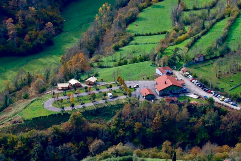 Área de autocaravanas Camping Los Arrudos Redes Aventura Caleao en Caleao, Asturias